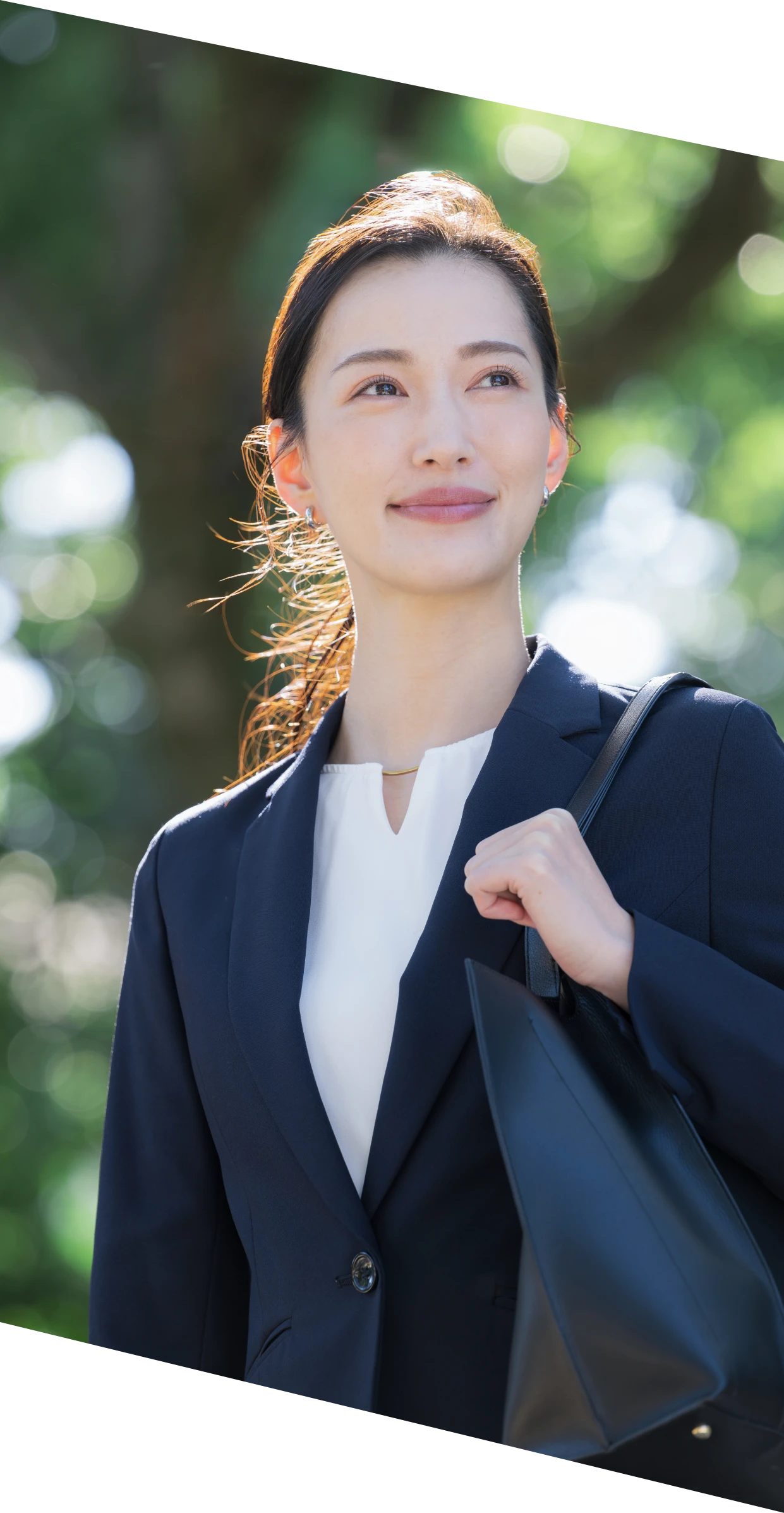 スーツを着た女性