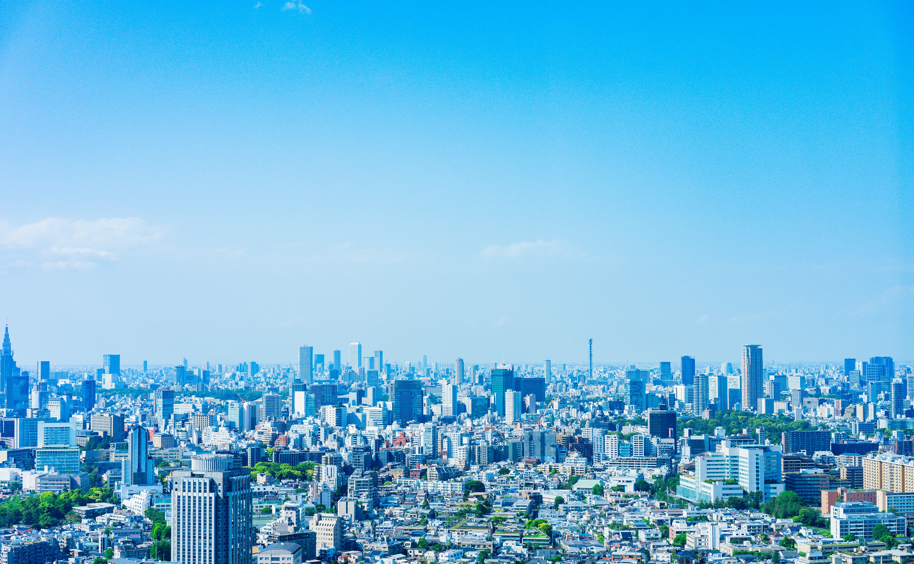 ビルが並ぶ都会の風景
